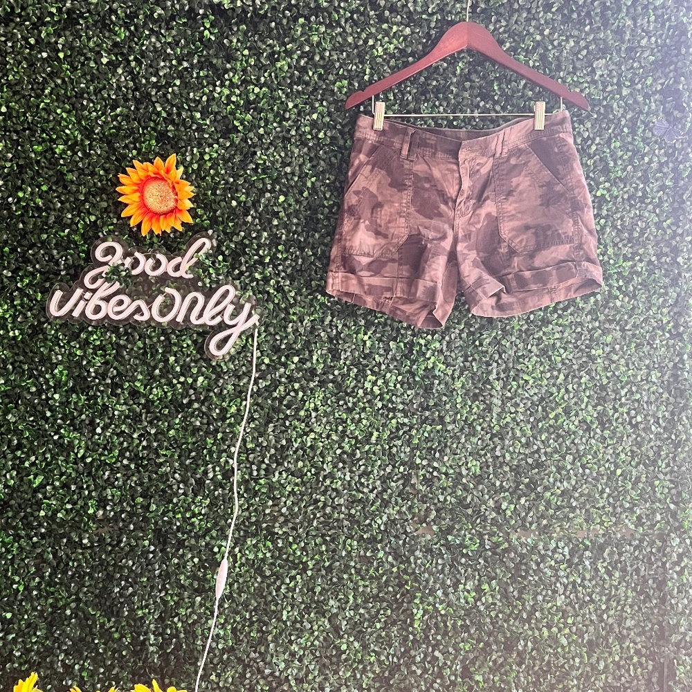 A.N.A. A New Approach Women's Camouflage Shorts Size 28/6 Great condition